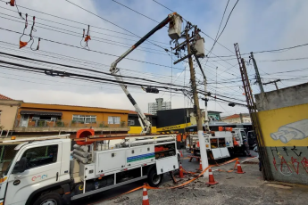 Grande SP ainda tem 14 mil imóveis sem energia elétrica neste domingo após chuva moderada, segundo a Enel